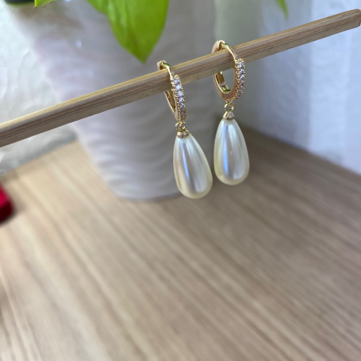 Argolinha Cravejada com Pérola Gota Banhada a Ouro