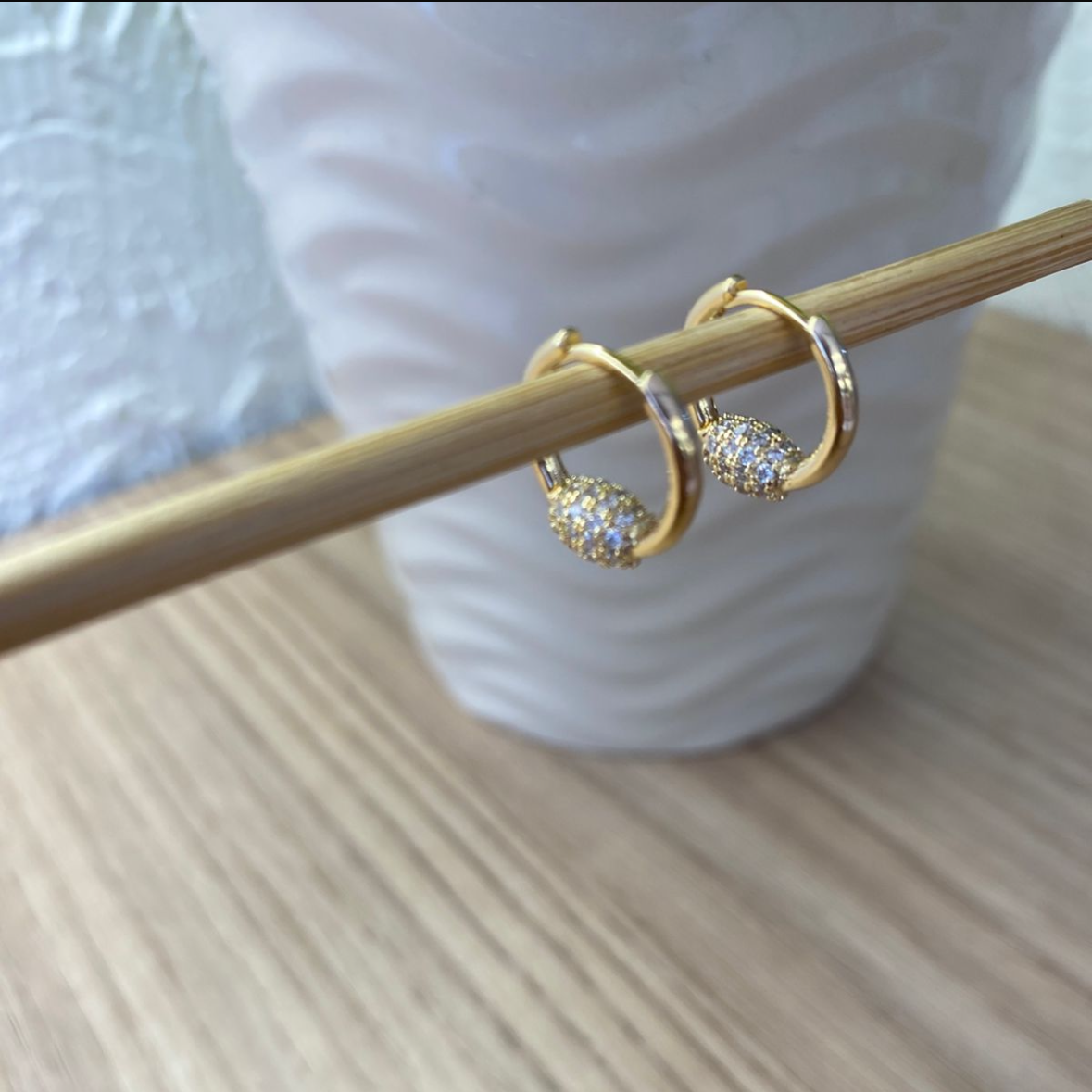 Brinco Argolinha com Pingente Cravejado Banhado a Ouro