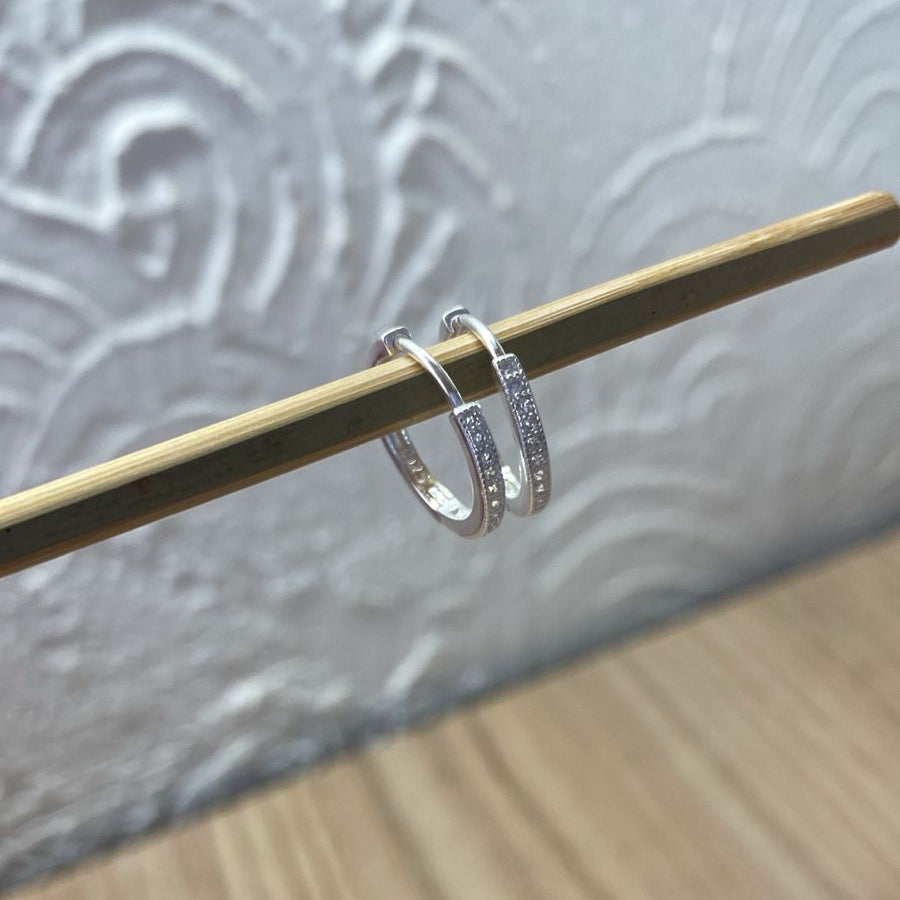 Brincoc Argola Cravejada com Zircônia de Prata 925