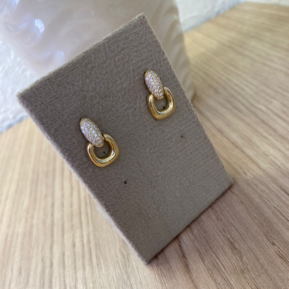 Brinco Elo Cravejado com Detalhe Dourado