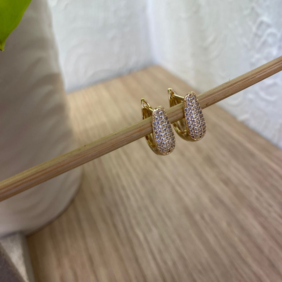 Brinco Argola Cravejada Banhado a Ouro