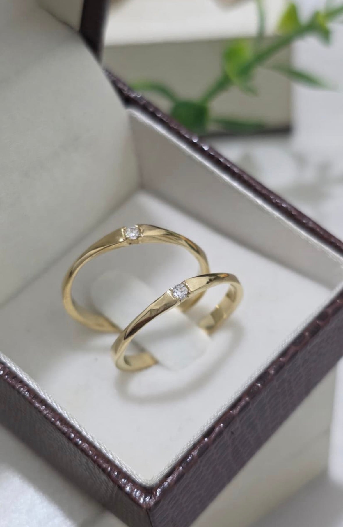 Anel de Moeda Antiga com Pedra | Modelo Facetado Elegante